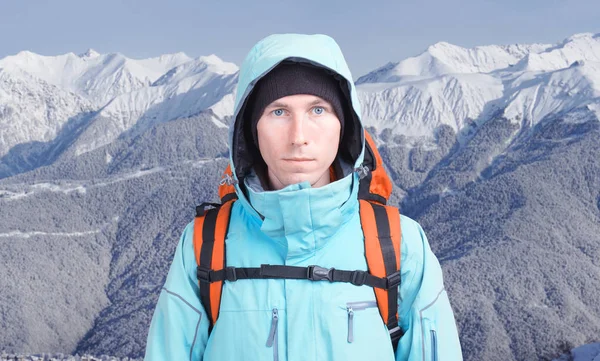 Tramp muž v zimních horách. — Stock fotografie