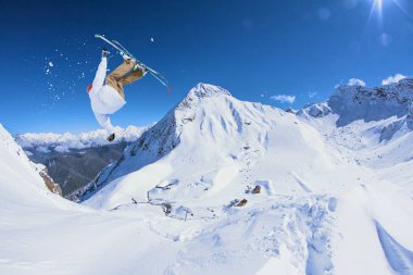 Dağlardaki atlama kayak binici. Aşırı freeride spor.