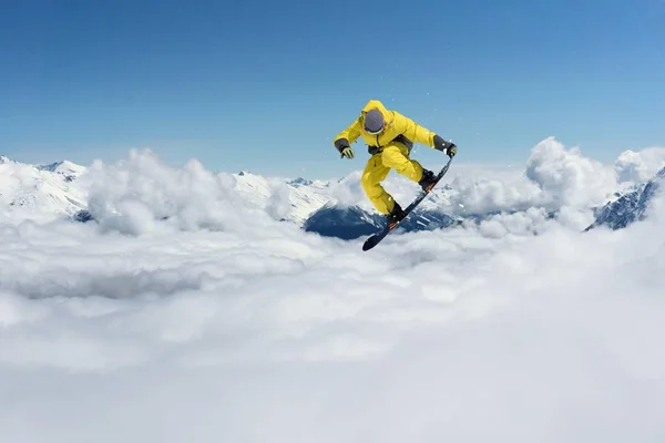 Αναβάτης σνόουμπορντ άλμα στα βουνά. Ακραίο άθλημα. — Φωτογραφία Αρχείου