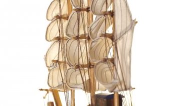 Beyaz arka plan üzerinde modeli yelkenli.