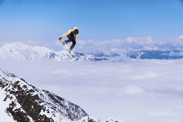 Snowboard rider springen op de bergen. Extreme sporten. — Stockfoto