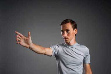 Saydam sanal arabirim perde ile çalışan adam.