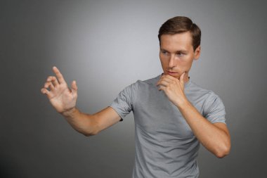 Saydam sanal arabirim perde ile çalışan adam.