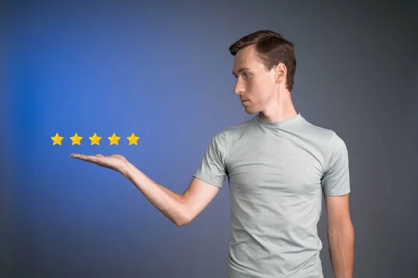Classificação de cinco estrelas ou classificação, conceito de benchmarking. Homem avalia serviço, hotel, restaurante . — Fotografia de Stock