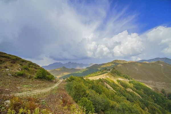 Zomer berglandschap met cumulus cloud — Stockfoto