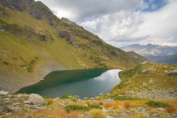 Bergsee in Abchasien. Kaukasus. — Stockfoto