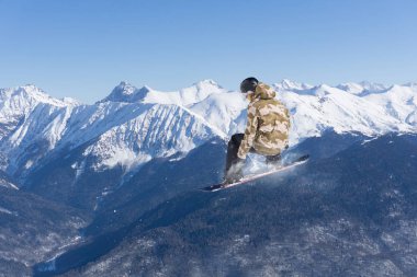 Snowboard binici Dağları üzerinde atlama. Aşırı spor.