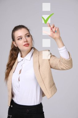 Denetim listesi kutusunda kontrol genç iş kadını. Gri arka planı.