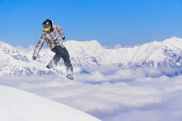 滑雪板骑手跳跃于群山之巅。极限运动. — 图库照片