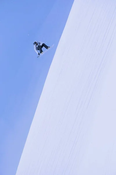 Cavaleiro de snowboard pulando em montanhas. Desporto extremo . — Fotografia de Stock