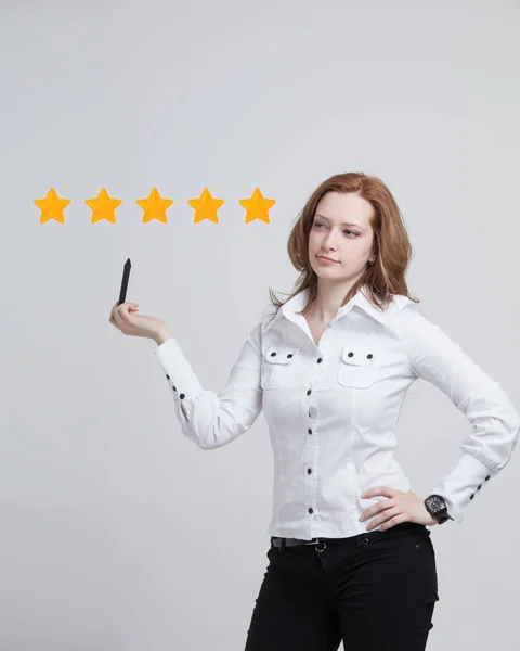 5 星级评分或排名，标杆管理概念。女人评估服务、 酒店、 餐厅 — 图库照片