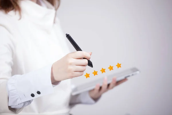 Classificação de cinco estrelas ou classificação, conceito de benchmarking. Mulher avalia serviço, hotel, restaurante — Fotografia de Stock
