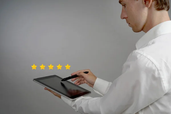 Fünf-Sterne-Bewertung oder Ranking, Benchmarking-Konzept. Mann mit Tablet-PC bewertet Service, Hotel, Restaurant — Stockfoto