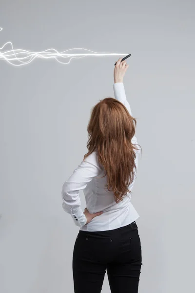 Kadın yapma etkisi magic - yıldırım flash. Elektrik, yüksek enerji kavramı. — Stok fotoğraf