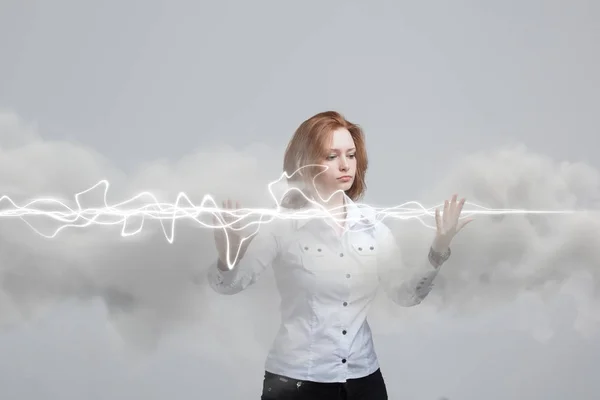Mujer haciendo efecto mágico - relámpago flash. El concepto de electricidad, alta energía . —  Fotos de Stock