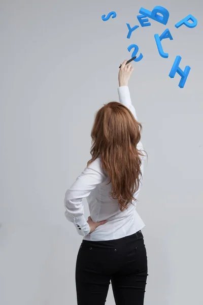 Frau arbeitet mit einer Reihe von Buchstaben, Schreibkonzept. — Stockfoto