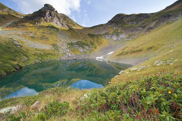 Bergsee in Abchasien. Kaukasus. — Stockfoto