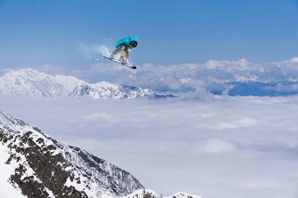 Létající snowboardista na horách — Stock fotografie