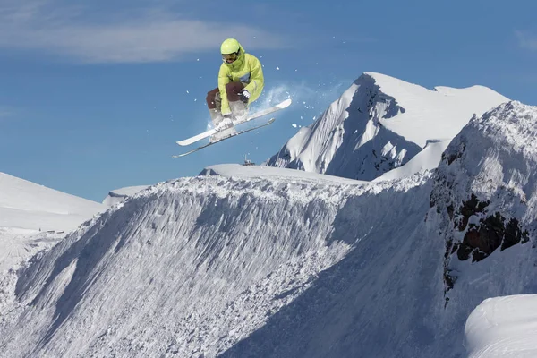 Cavaleiro de esqui a saltar sobre montanhas. Esporte de freeride de esqui extremo . — Fotografia de Stock