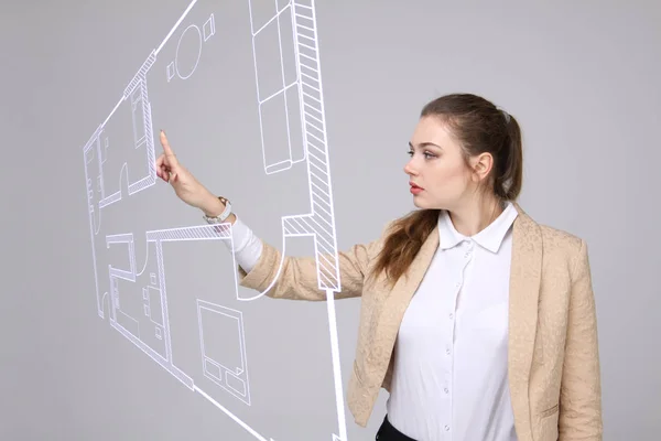 Θηλυκό αρχιτέκτονας που εργάζεται με ένα σχέδιο εικονικό διαμέρισμα — Φωτογραφία Αρχείου