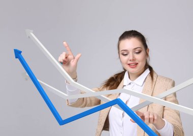İş kadını ile büyüme Grafiği gri arka plan üzerinde çalışma
