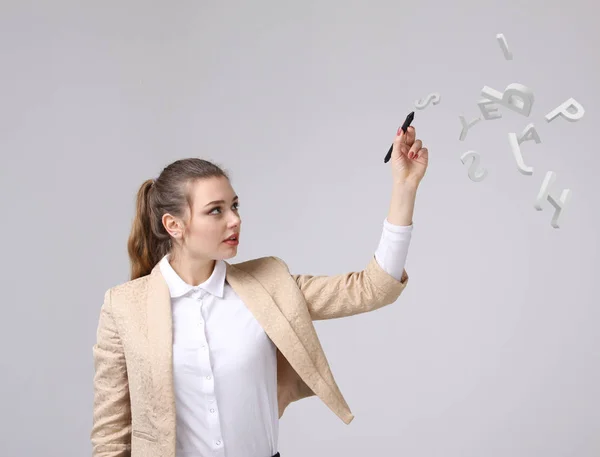 Mulher trabalhando com um conjunto de letras, escrevendo conceito . — Fotografia de Stock