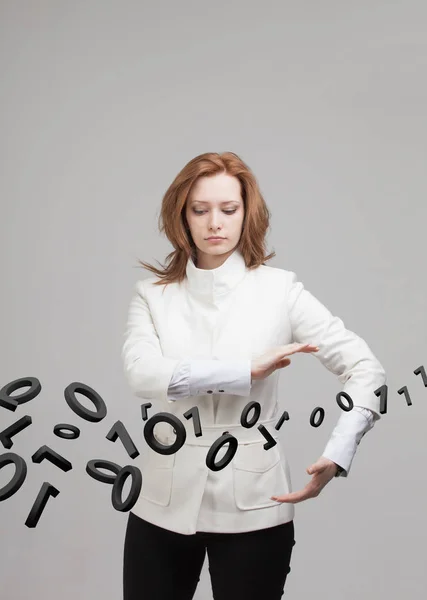 Frau, die mit binärem Code arbeitet, Konzept der digitalen Technologie. — Stockfoto