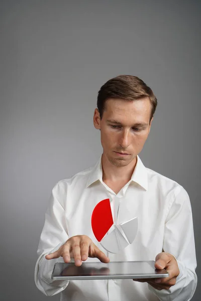 Bărbat în cămașă albă care lucrează cu diagramă plăcintă pe un computer tabletă, aplicație pentru planificarea bugetului sau statistici financiare . — Fotografie, imagine de stoc
