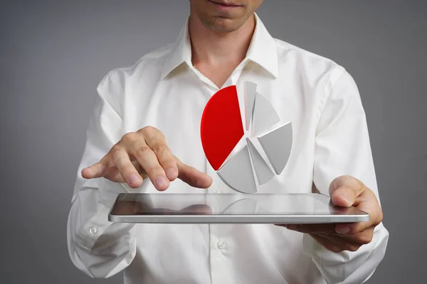 Hombre de camisa blanca trabajando con gráfico circular en una tableta, solicitud de planificación presupuestaria o estadísticas financieras . —  Fotos de Stock