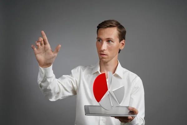 Mann im weißen Hemd arbeitet mit Tortendiagramm auf einem Tablet-Computer, Anwendung für Budgetplanung oder Finanzstatistiken. — Stockfoto