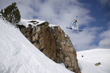 Snowboard binici Dağları üzerinde atlama. Aşırı snowboard spor.