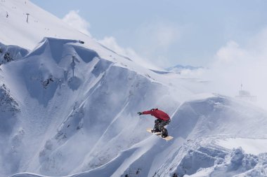 Snowboard binici Dağları üzerinde atlama. Aşırı snowboard spor.
