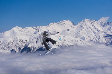 Dağlarda uçan snowboardcu. Sıra dışı spor.
