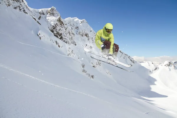 山の上で空飛ぶスキーヤー。極端なスポーツ. — ストック写真