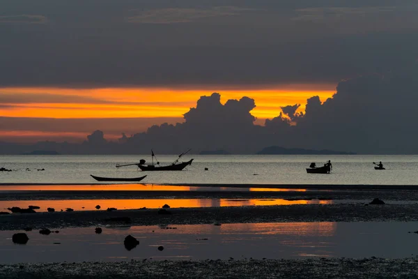 Paisaje marino de Koh Samui, Tailandia. Barcos al atardecer . — Foto de Stock