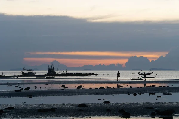 サムイ島、タイの海の絵。夕暮れ時のボート. — ストック写真