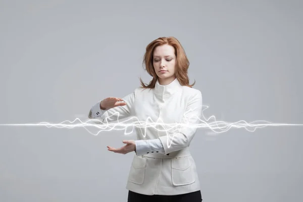 Frau, die magische Wirkung - Blitz. das Konzept der Elektrizität, hohe Energie. — Stockfoto