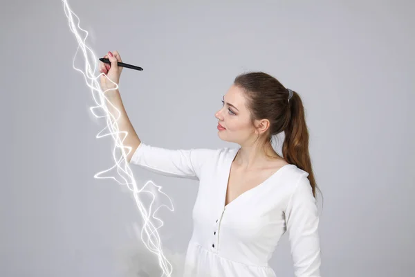 Mulher fazendo efeito mágico - relâmpago flash. O conceito de eletricidade, alta energia . — Fotografia de Stock