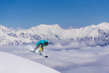 dağlar üzerinde uçan snowboarder