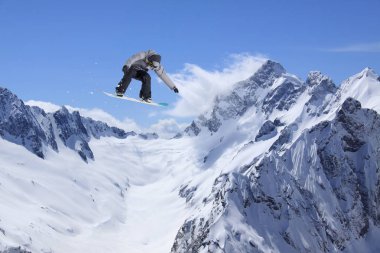 Snowboard binici Dağları üzerinde atlama. Aşırı snowboard spor.