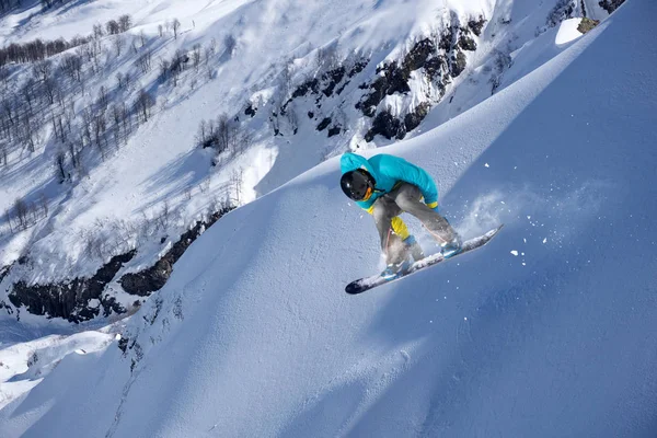 Snowboarder volador en las montañas — Foto de Stock