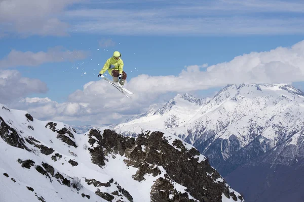 Skidåkare hoppa på bergen. Extrem sport. — Stockfoto