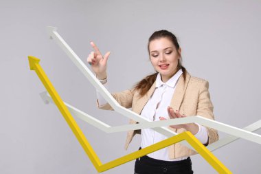 İş kadını ile büyüme Grafiği gri arka plan üzerinde çalışma