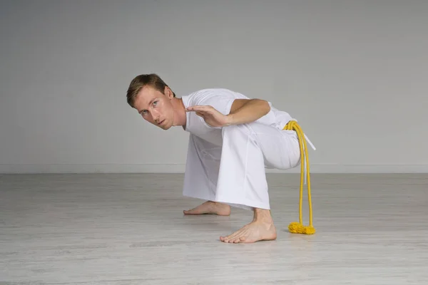 Homem praticando capoeira, arte marcial brasileira . — Fotografia de Stock