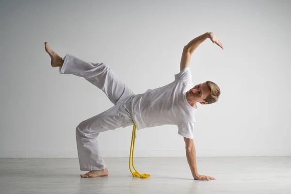 Uomo che pratica capoeira, arte marziale brasiliana . — Foto Stock