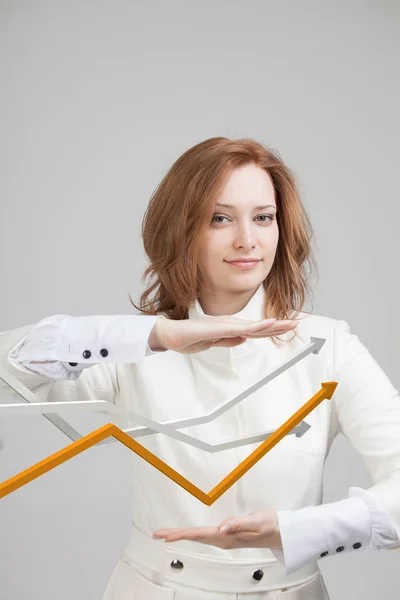 Empresaria trabajando con gráfico de crecimiento sobre fondo gris — Foto de Stock