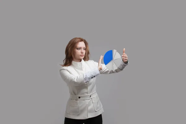 Vrouw geeft een cirkeldiagram, cirkel-diagram. Business analytics concept. — Stockfoto