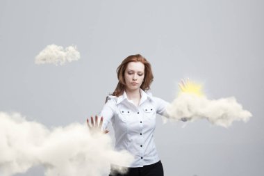 Bulut ve güneş olan kadın. Bilgisayar bulut Hizmetleri konu kavramı.