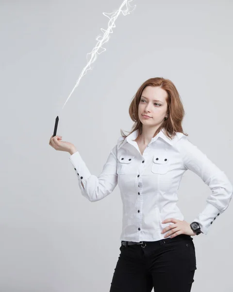 魔法の効果 - 雷のフラッシュを作る女。電気、高エネルギーの概念. — ストック写真