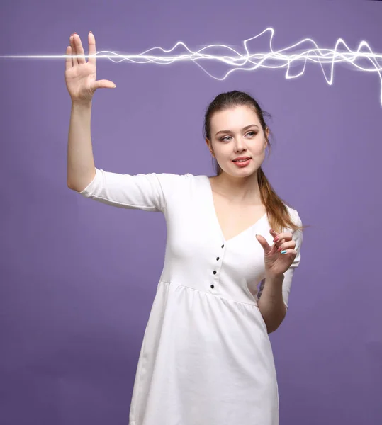 Mulher fazendo efeito mágico - relâmpago flash. O conceito de eletricidade, alta energia . — Fotografia de Stock